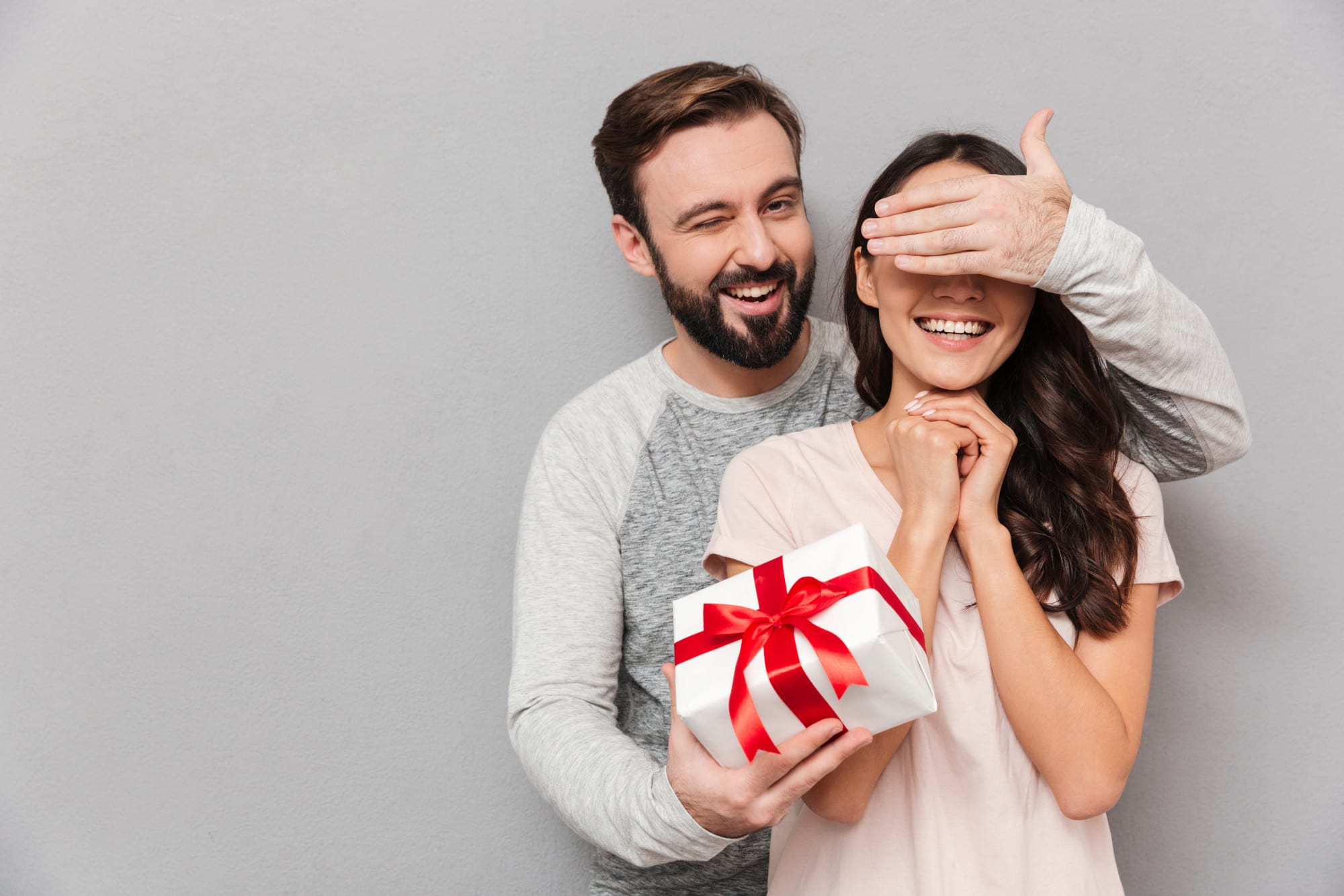 What to Gift Your Girlfriend on her Birthday? - Romantic ...